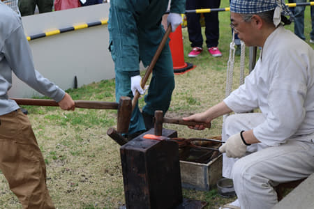 古式鍛錬(伝統的な火づくり・鍛造)の実演